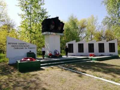 Памятник и мемориальная доска погибшим в ВОВ.
